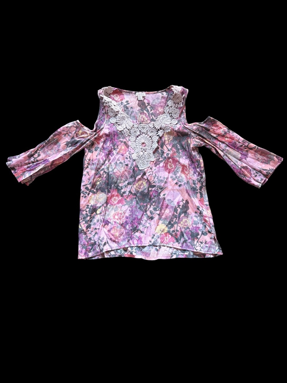 ✨ Vintage Spense
pink floral cold shoulder blouse with lace detail Size S✨